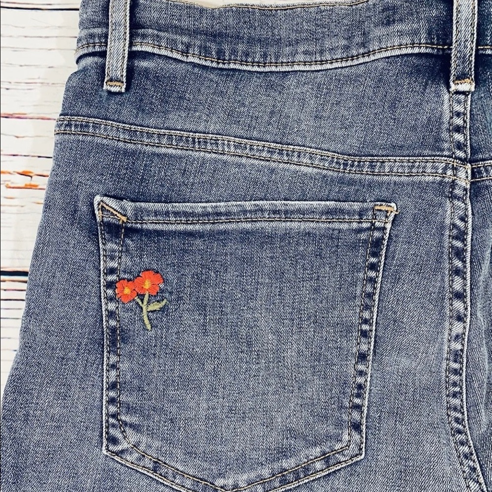 Express Jean Shorts Sz 8 Denim Booty High Rise Embroidered Flowers Hippie - Picture 8 of 9